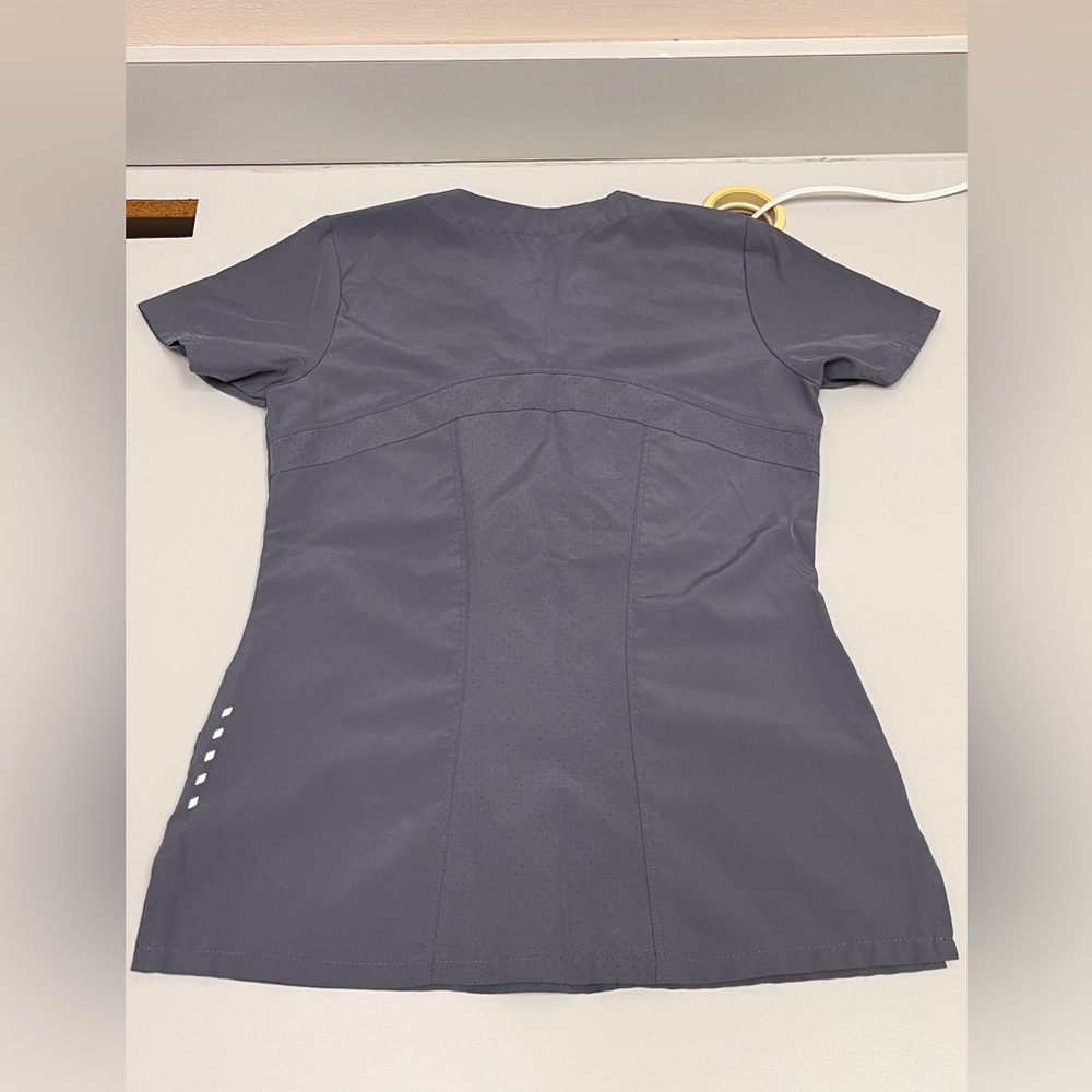 3 sets of BARCO ONE scrubs - Picture 13 of 15
